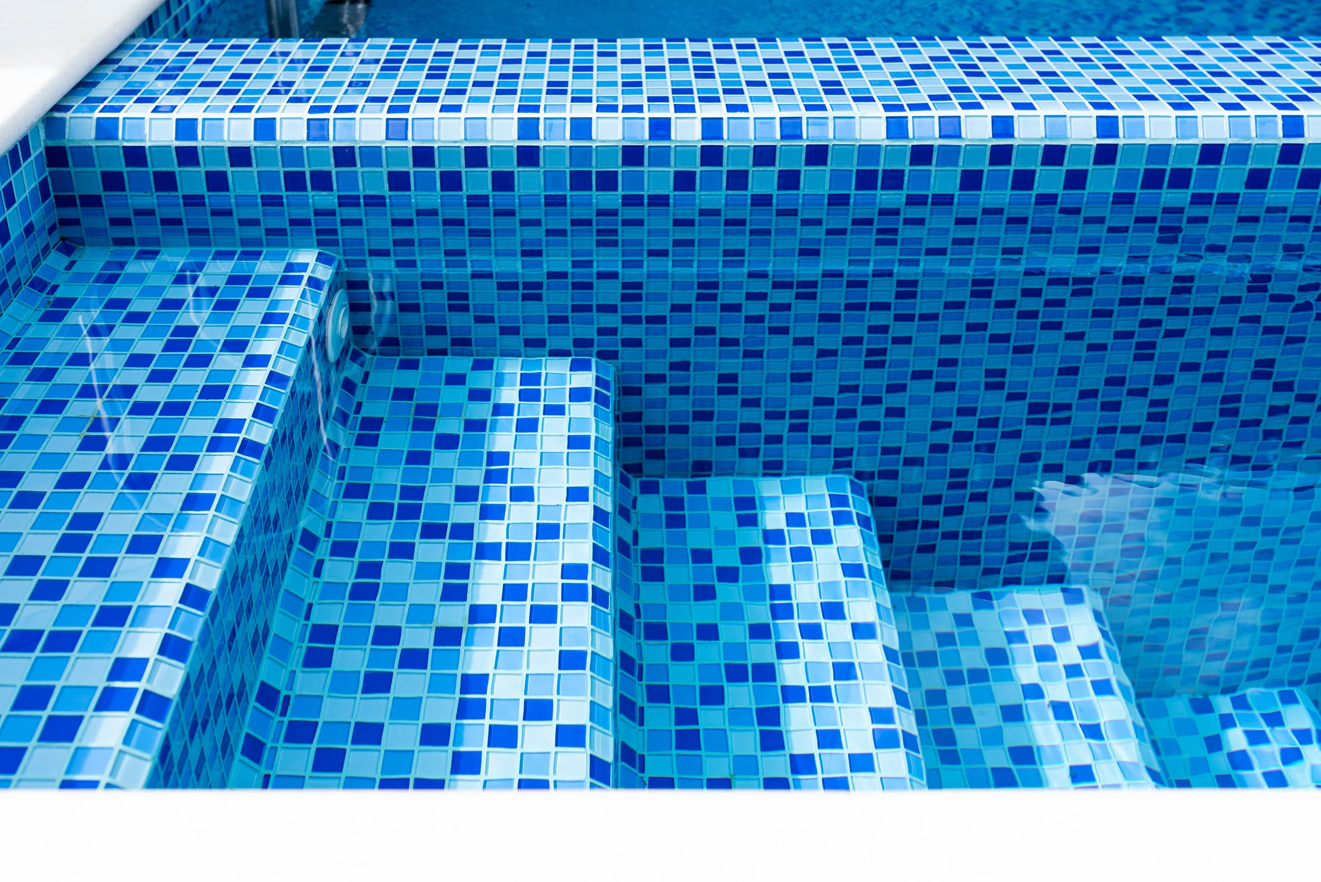 Manchas no revestimento da piscina